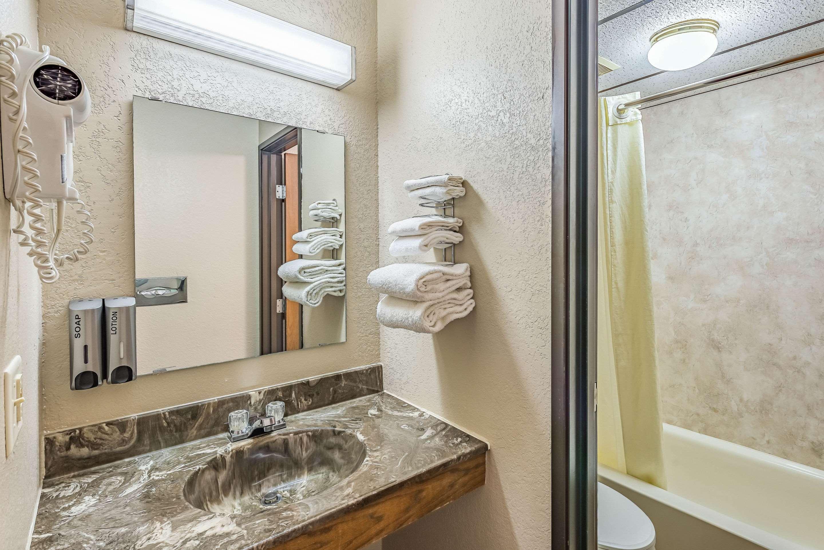 Rodeway Inn Saint Joseph Екстер'єр фото
